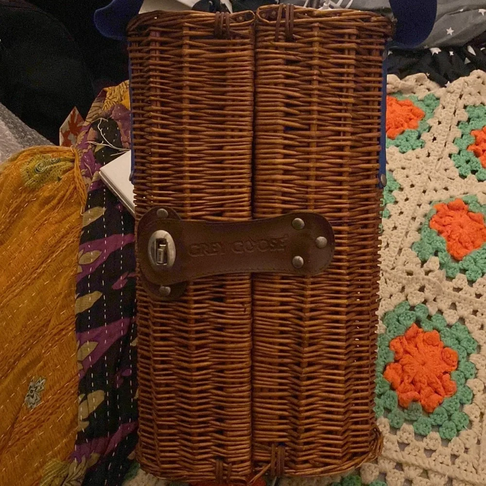 Grey Goose wine/bottle holder in leather & wicker. Great for romantic picnics! - Picture 4 of 8